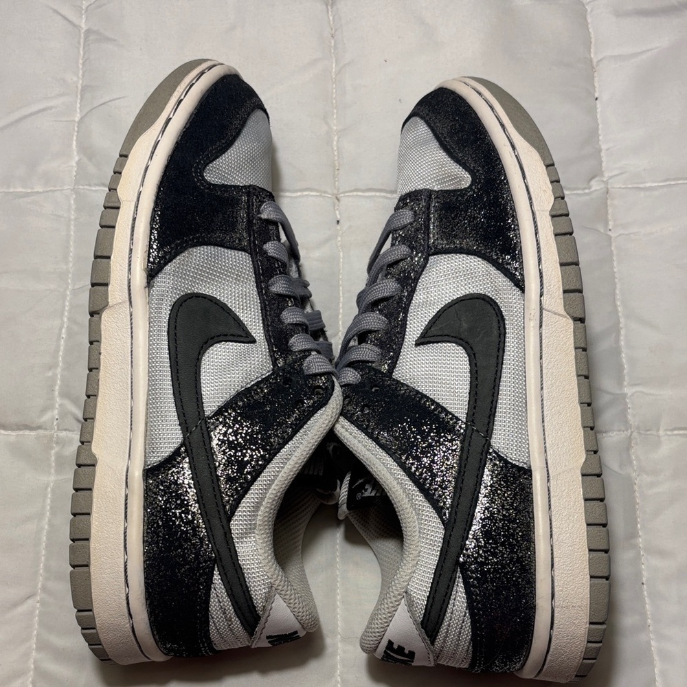 Nike Dunk Low - Golden Gals
Metallic Sliver (Women's) - Picture 6 of 12